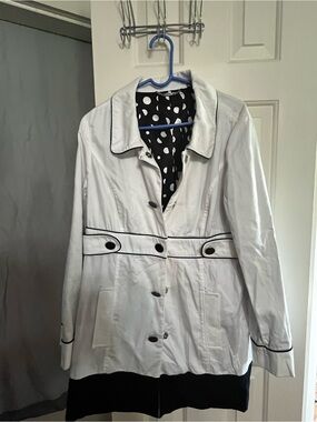 Stylish White Trench Coat with Black Piping apt 9 large snap up